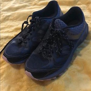 New balance tennis shoes/running shoes